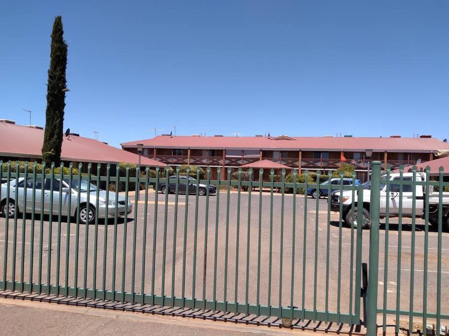 Cosy 2 Bedroom Unit In A Secure Gated Complex Kalgoorlie Exteriör bild