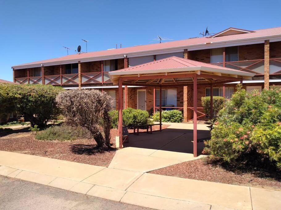 Cosy 2 Bedroom Unit In A Secure Gated Complex Kalgoorlie Exteriör bild