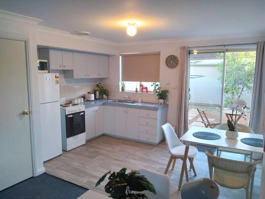 Cosy 2 Bedroom Unit In A Secure Gated Complex Kalgoorlie Exteriör bild