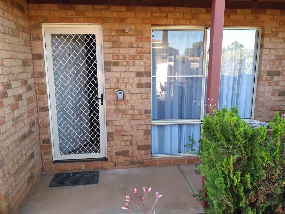 Cosy 2 Bedroom Unit In A Secure Gated Complex Kalgoorlie Exteriör bild